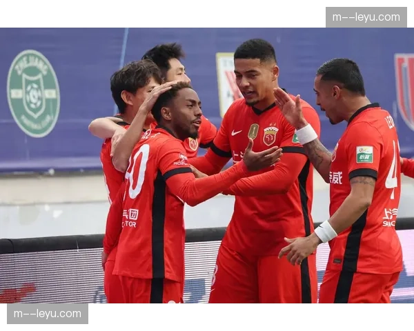 大连英博前场压迫效率低下 后防线直接暴露对手火力